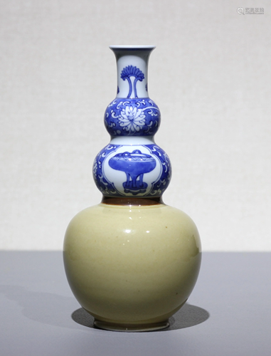 A Chinese Blue and White Porcelain Vase