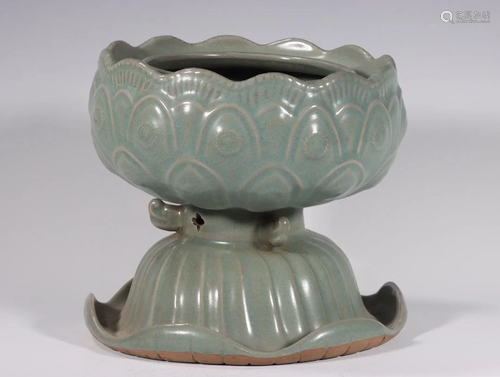 A Chinese Ru-Ware Glazed Porcelain Cup