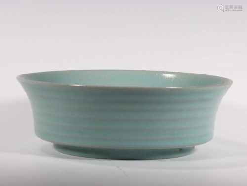 A Chinese Ru-Ware Glazed Porcelain Plate