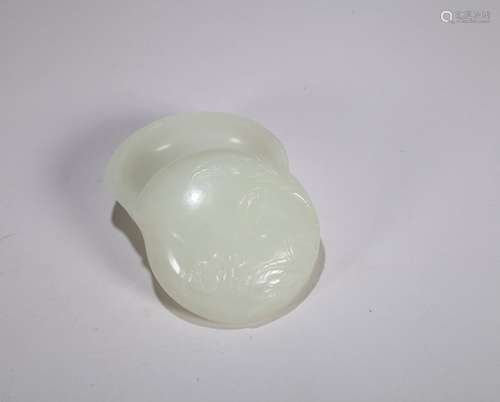 A Chinese Carved Jade Peach-Shape Box with Lid