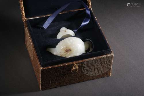 白玉籽料带皮雕花卉纹茶壶