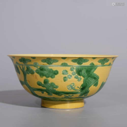  YELLOW GROUND AND GREEN ENAMEL FIGURE BOWL