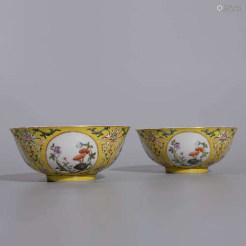 PAIR OF FAMILLE ROSE FLOWER BOWLS