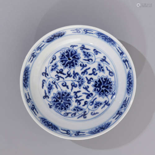 BLUE AND WHITE INTERLOCKING LOTUS PLATE