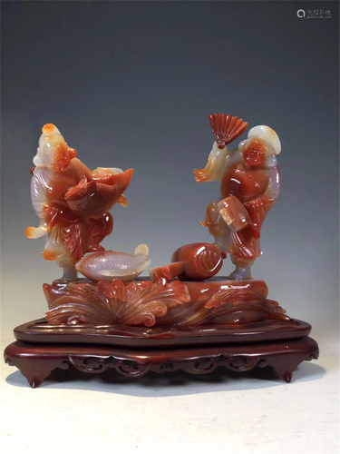 AN AGATE CARVED DECORATION OF TWO IMMORTALS