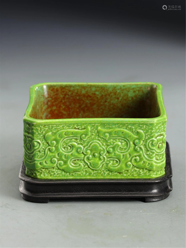 AN APPLE GREEN GLAZE CHI-DRAGONS SQUARE WASHER