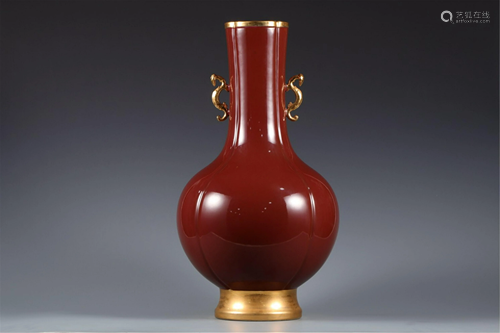 A RED GLAZE VASE WITH DOUBLE HANDLES