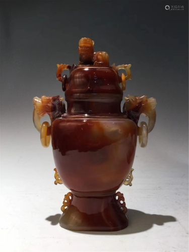 A CARVED AGATE VASE WITH LION HANDLES