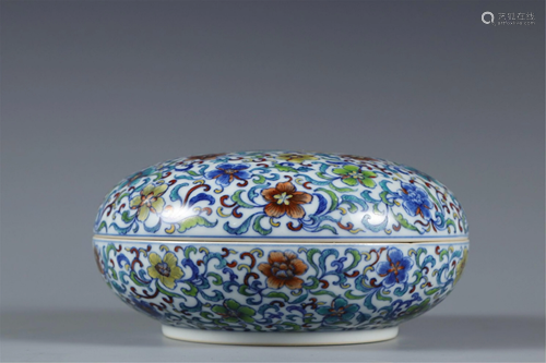 A BLUE AND WHITE DOUCAI CIRCULAR BOX AND COVER