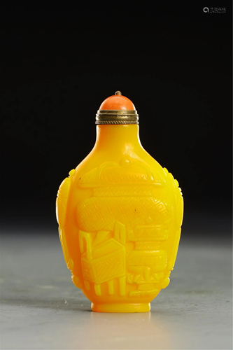 A YELLOW GLASS CARVED SNUFF BOTTLE