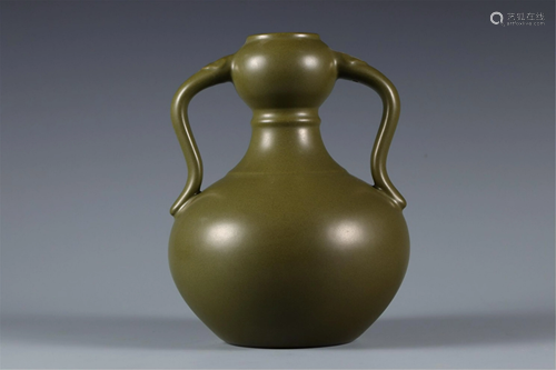 A TEA-DUST GLAZE GARLIC HEAD VASE WITH DOUBLE HANDLES