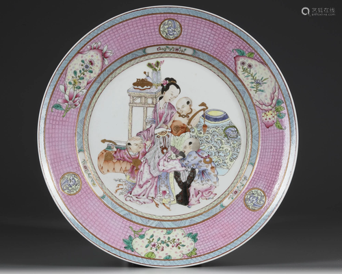 A LARGE AND FINE CHINESE FAMILLE ROSE DISH, 20TH