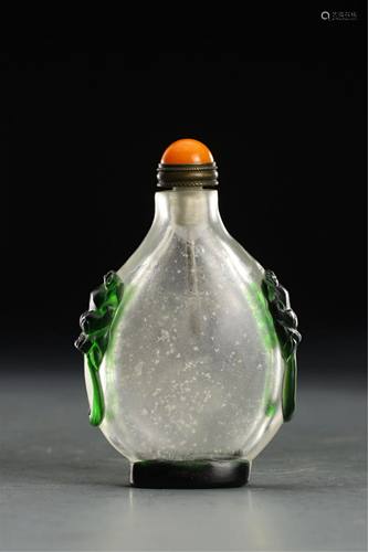 A GLASS SNUFF BOTTLE WITH DOUBLE HANDLES