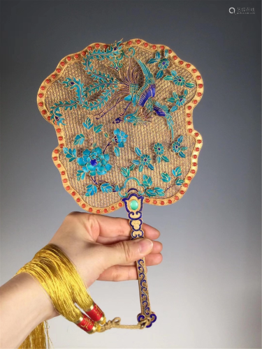 A KINGFISHER FEATHER INLAID GILT SILVER FAN