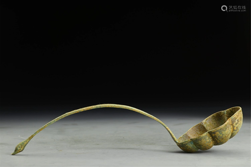 A FLOWER SHAPED GILT ALLOY COPPER SOUP LADLE