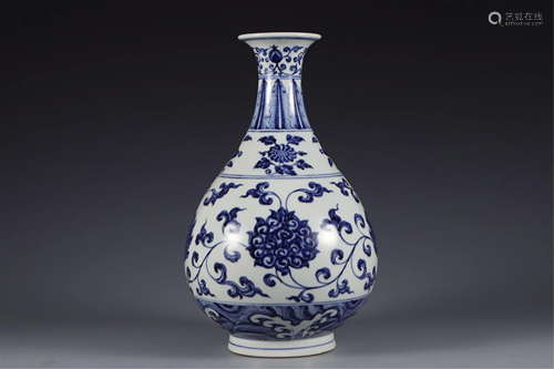 A BLUE AND WHITE FLORAL VASE