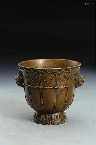 A CARVED LOTUS-PETALS BRONZE CUP WITH DOUBLE HANDLES