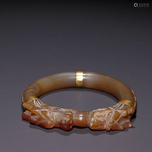 GOLD-MOUNTED AGATE 'DRAGON PURSUING PEARL' BANGLE