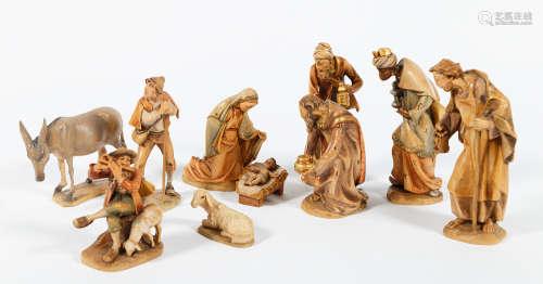 Zehn Weihnachtskrippen-Figuren. Heilige Familie, drei Könige...