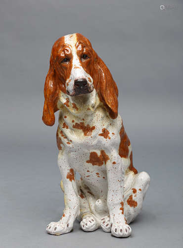 Lebensgroßer Basset Hound. Feinsteinzeug. H 78 cm