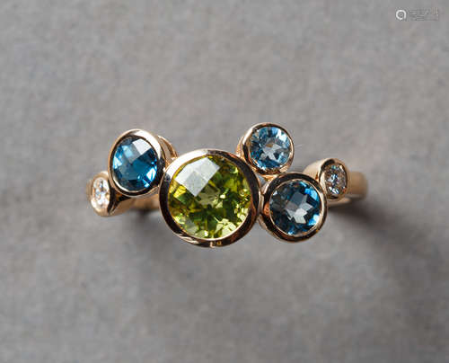 Peridot-/Blautopasring mit Brillanten in 14 ct. Roségoldfass...