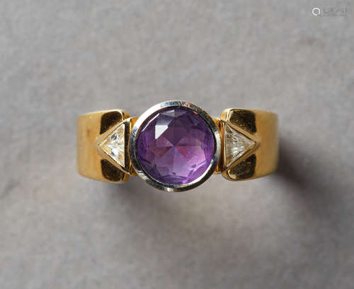 Amethystring mit zwei Diamanttricorns. Fassung 18 ct. GG. 5,...