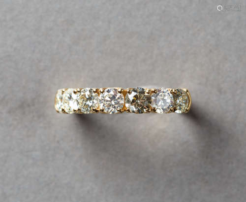 Brillantring. Sieben Brillanten ca. 2,08 ct. Weiß - leicht g...