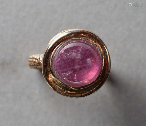 Rubinring. Behandelter Rubincabochon ca. 12 ct. Vermeilfassu...