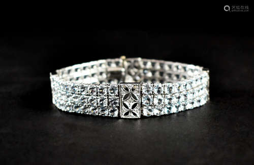 Aquamarin-/Diamantarmband. In drei Reihen runde facettierte ...