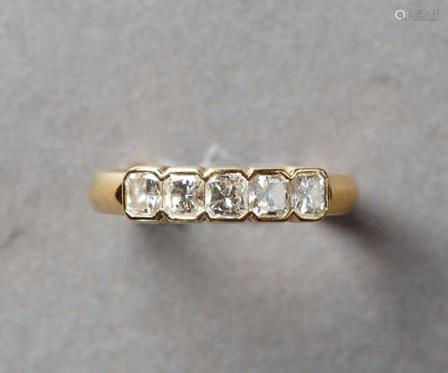 Diamantring. Fünf oktagonal geschliffene Diamanten ca. 1 ct....