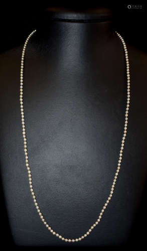 Feine Perlenkette. Perlen Ø ca. 3 mm. L 72 cm