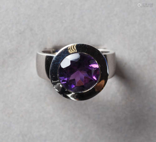 Amethystring. Runder Amethyst ca. 3,30 ct. Massive Fassung i...