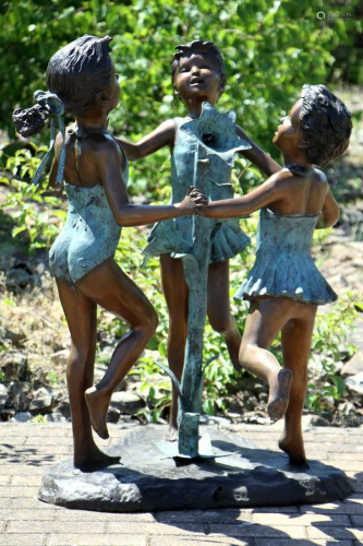 3 dancing girls as fountains
