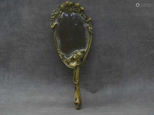 Miroir à main en bronze doré de style art nouveau. Hauteur: ...