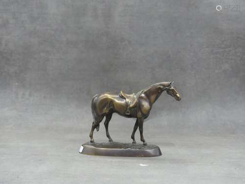 Cheval en bronze à platine brune. Dimensions : 12.5 x 16 x 4...