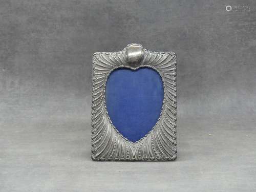 Miroir de table en argent repoussé. Hauteur: 18.5 cm Largeur...