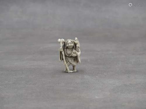 Netsuke en ivoire figurant une vieille femme, ivoire. Hauteu...