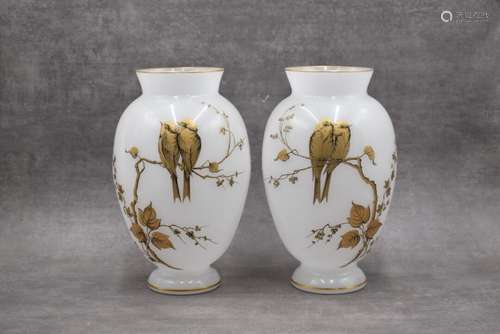 Paire de vases en verre opalescent de forme ovoïde à décor d...