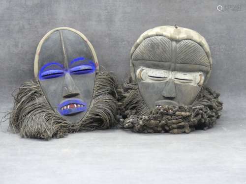 AFRIQUE. Réunion de deux masques en bois et cordage polychro...