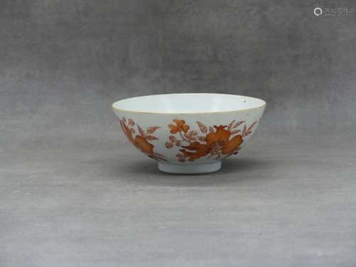 CHINE. Bol en porcelaine à décor de fleurs couleur rouille. ...