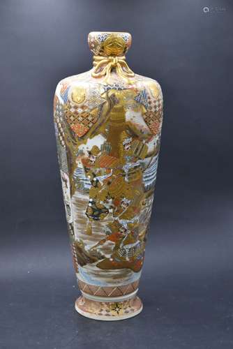 Grand vase en porcelaine satsuma, signé au dessous. Hauteur:...