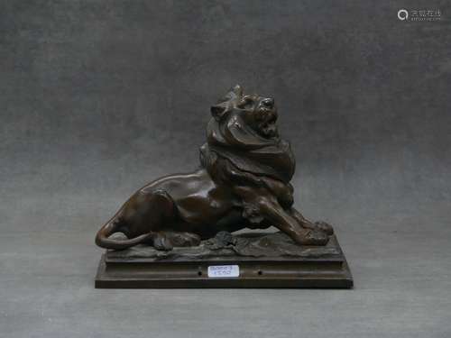 Encrier en bronze en forme de lion. Dimensions: 15x21cm.