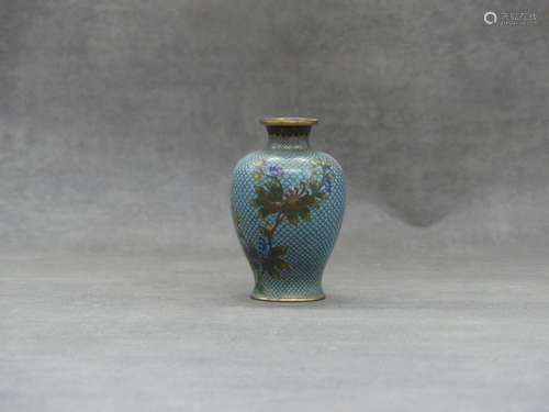 Chine . Vase cloisonné en bronze à décor floral. Hauteur : 9...