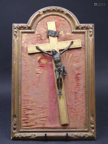 Encadrement d'un crucifix en bronze. Hauteur 50 x 30 cm