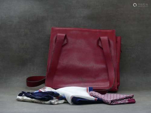 Lot comprenant un sac rouge en cuir rouge et trois foulard d...