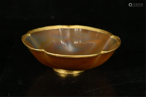 A GILDING MOUNTED FLOWER SHAPED AGATE BOWL