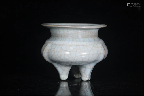 A LONGQUAN TYPE CELADON GLAZE TRIPOD CENSER