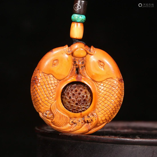 A CARVED DOUBLE-FISHES PENDANT