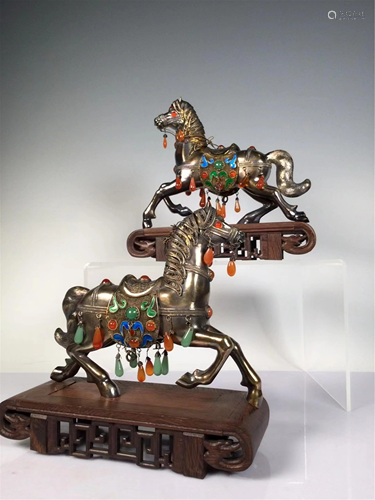 PAIR OF HARD-STONES INLAID SILVER HORSE DECORATIONS