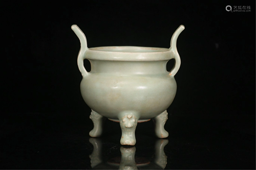 A LONGQUAN TYPE GLAZE TRIPOD CENSER WITH DOUBLE HAN…